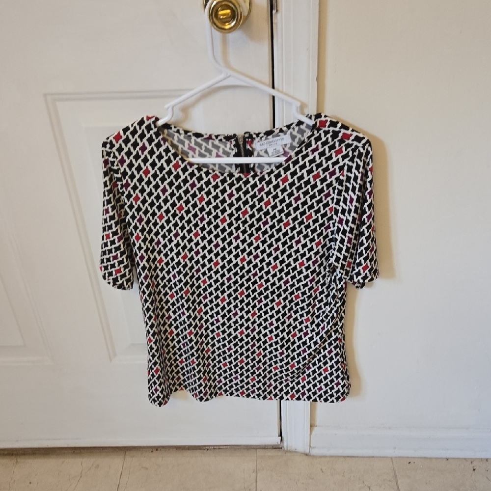 Liz Claiborne Black and White Geometric Short Sleeve Top with Pink Accents